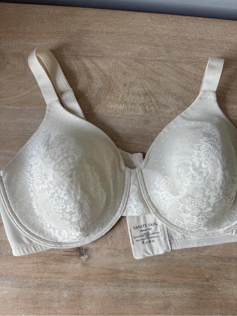 Vanity Fair Cream Lace Full Coverage Underwire Bra